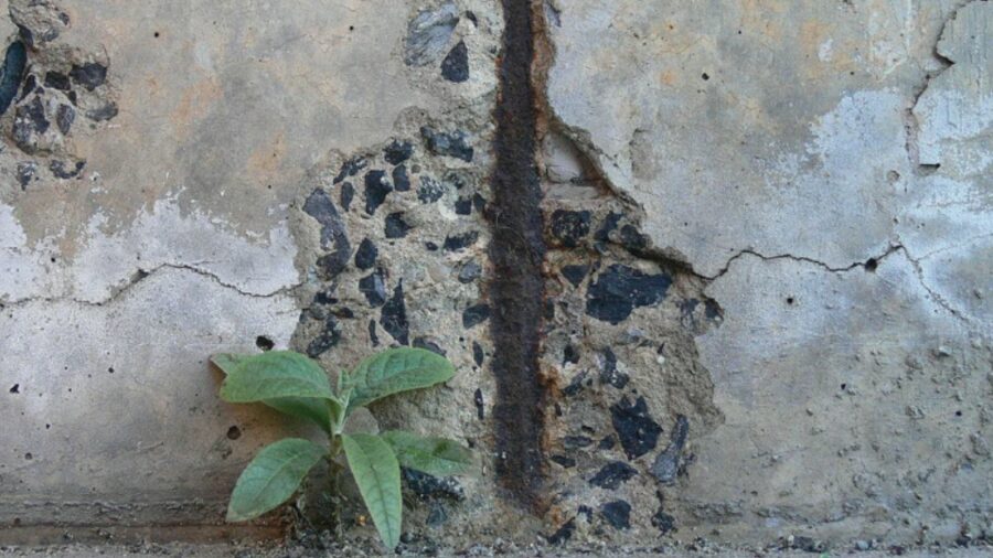Roestend metalen anker in beton